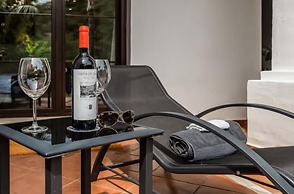 2 Bedrooms - Sleeps 4 - Garden and Pool With View