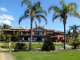 2 Bedrooms - Sleeps 4 - Garden and Pool With View