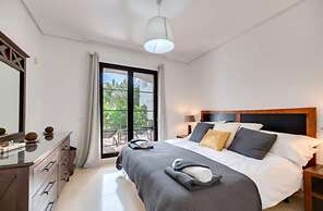 2 Bedrooms - Sleeps 4 - Garden and Pool With View