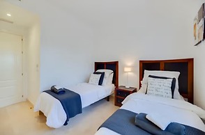 2 Bedrooms - Sleeps 4 - Garden and Pool With View