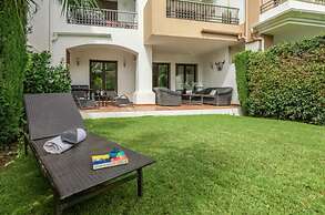 2 Bedrooms - Sleeps 4 - Garden and Pool With View