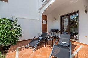 2 Bedrooms - Sleeps 4 - Garden and Pool With View