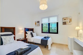 2 Bedrooms - Sleeps 4 - Garden and Pool With View