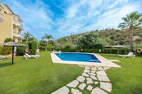2 Bedrooms - Sleeps 4 - Garden and Pool With View
