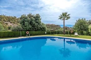 2 Bedrooms - Sleeps 4 - Garden and Pool With View