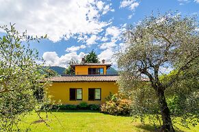 Villetta Camelia with Garden