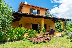 Villetta Camelia with Garden