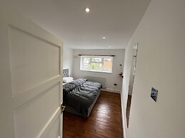 BnJ Luxury 2 Bedroom Cozy Retreat in Borehamwood