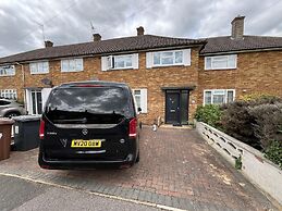 BnJ Luxury 2 Bedroom Cozy Retreat in Borehamwood