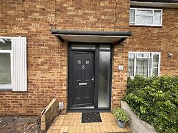 BnJ Luxury 2 Bedroom Cozy Retreat in Borehamwood