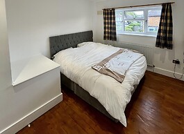 BnJ Luxury 2 Bedroom Cozy Retreat in Borehamwood
