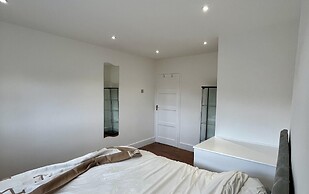 BnJ Luxury 2 Bedroom Cozy Retreat in Borehamwood