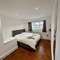 BnJ Luxury 2 Bedroom Cozy Retreat in Borehamwood