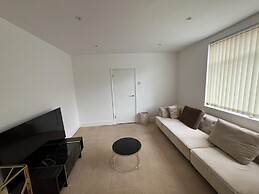 BnJ Luxury 2 Bedroom Cozy Retreat in Borehamwood