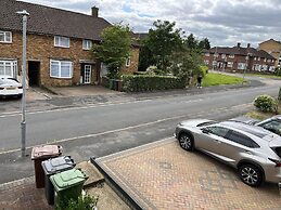 BnJ Luxury 2 Bedroom Cozy Retreat in Borehamwood