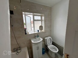 BnJ Luxury 2 Bedroom Cozy Retreat in Borehamwood