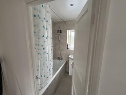 BnJ Luxury 2 Bedroom Cozy Retreat in Borehamwood