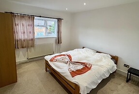 BnJ Luxury 2 Bedroom Cozy Retreat in Borehamwood