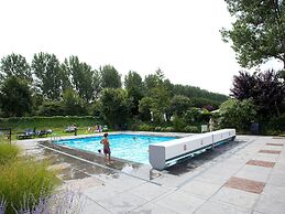 Cozy Tent Lodge With Pool