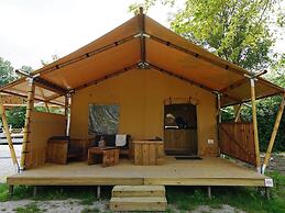 Cozy Tent Lodge With Pool