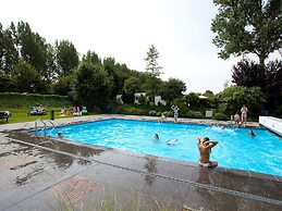 Cozy Tent Lodge With Pool