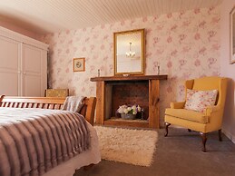 Spacious House With Heated Pool and Sauna