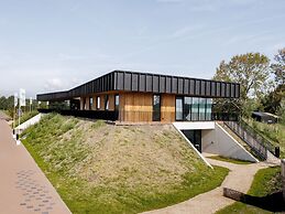 Nice Lodge With a Roof Window on the Brielse Meer