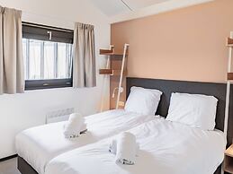Nice Lodge With a Roof Window on the Brielse Meer