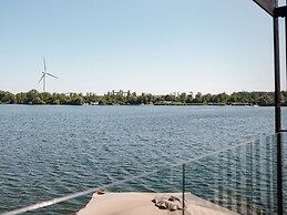 Nice Lodge With a Roof Window on the Brielse Meer