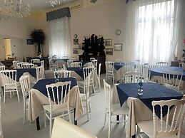 Room-viareggio Rooms Facing the sea