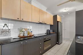 Waterfront Retreat Sea Views - Huge Pool - BBQ