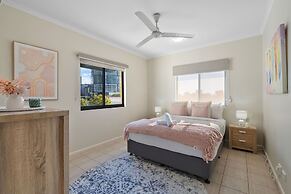 Waterfront Retreat Sea Views - Huge Pool - BBQ