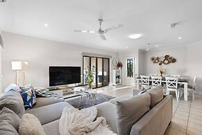 Waterfront Retreat Sea Views - Huge Pool - BBQ