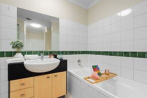 Waterfront Retreat Sea Views - Huge Pool - BBQ