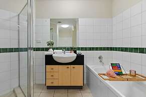 Waterfront Retreat Sea Views - Huge Pool - BBQ