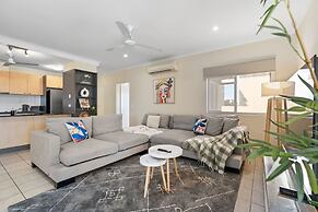 Waterfront Retreat Sea Views - Huge Pool - BBQ