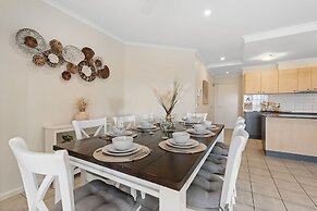 Waterfront Retreat Sea Views - Huge Pool - BBQ