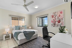 Waterfront Retreat Sea Views - Huge Pool - BBQ