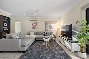 Waterfront Retreat Sea Views - Huge Pool - BBQ