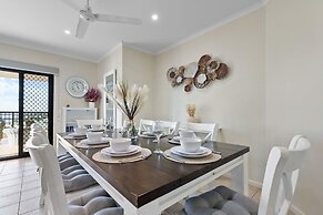 Waterfront Retreat Sea Views - Huge Pool - BBQ