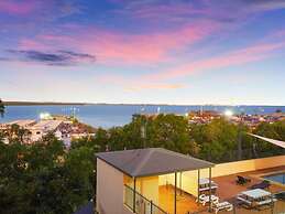 Waterfront Retreat Sea Views - Huge Pool - BBQ