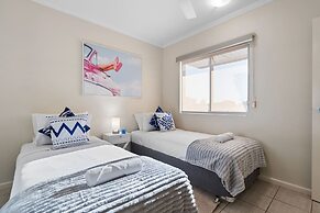 Waterfront Retreat Sea Views - Huge Pool - BBQ