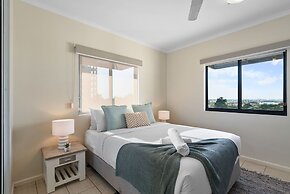 Waterfront Retreat Sea Views - Huge Pool - BBQ