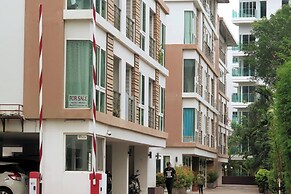 6-49 - 1 Bdr Condo With Balcony and Shared Pool