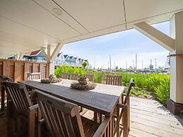 Spacious House With 5 Bathrooms, on the Markermeer