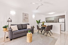 Lux Apartment Cairns - 9 Pools BBQ Gym