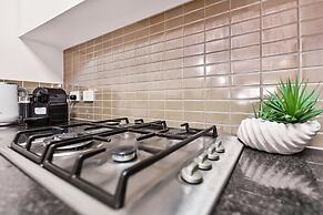 Lux Apartment Cairns - 9 Pools BBQ Gym