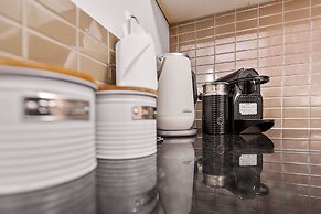 Lux Apartment Cairns - 9 Pools BBQ Gym