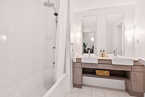 Lux Apartment Cairns - 9 Pools BBQ Gym