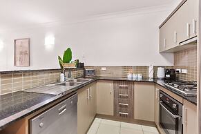 Lux Apartment Cairns - 9 Pools BBQ Gym